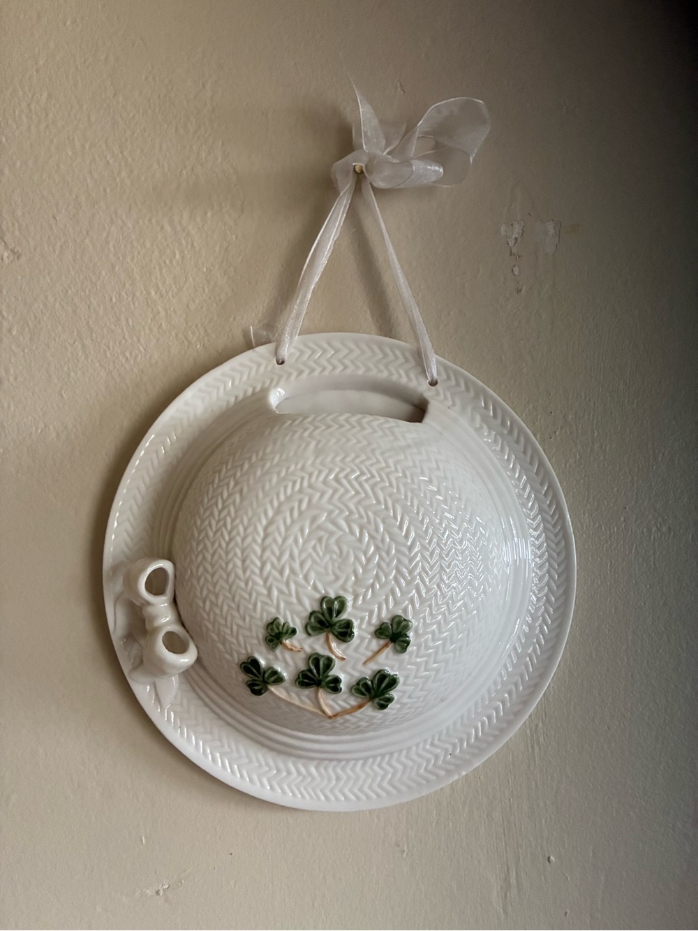 VTg Spring Bonnet/Hat white Ceramic Wall pocket with Green Shamrock